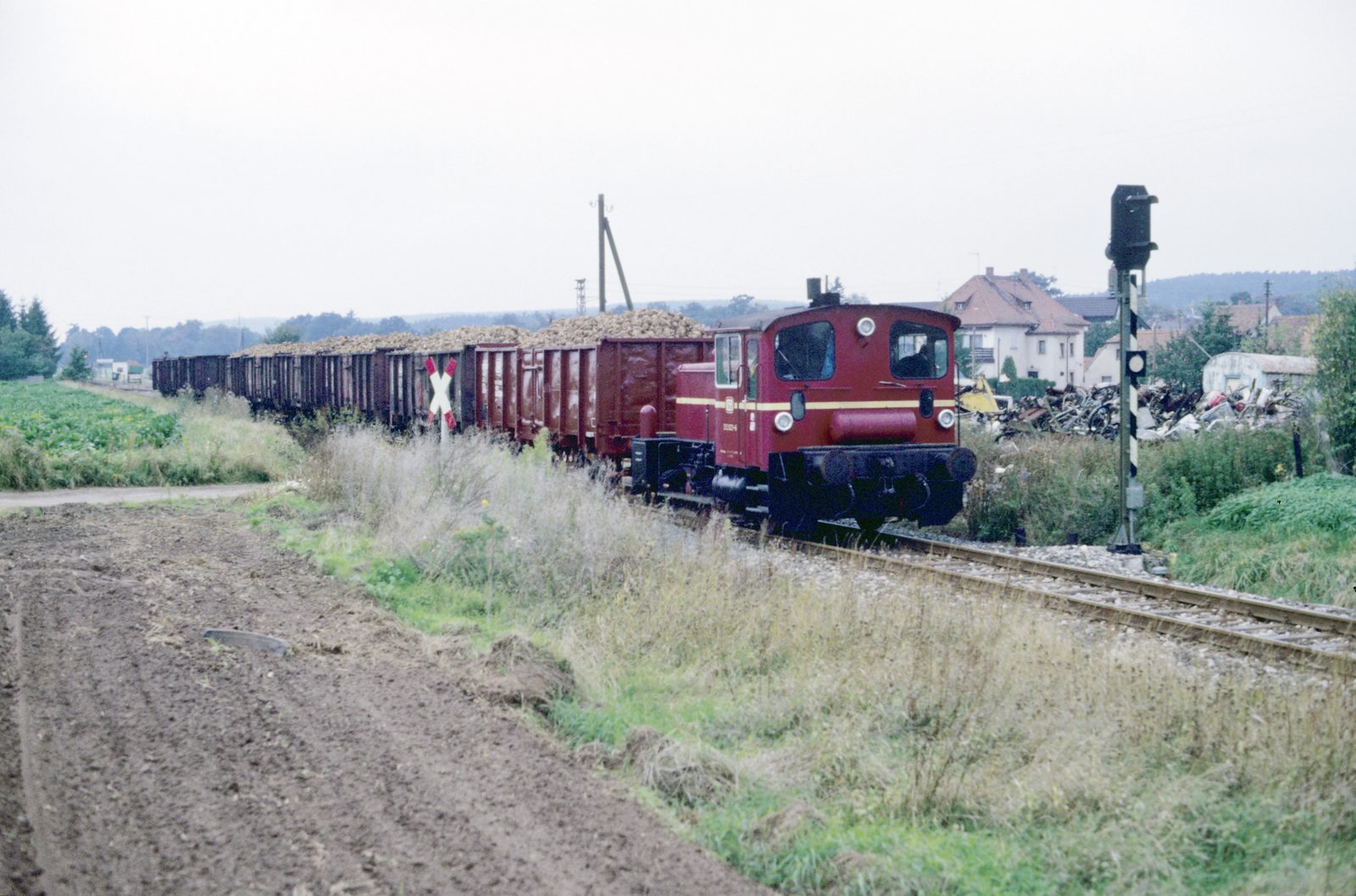 Der Zuckerrübenzug, gezogen von der „Steiner Köf“, im Bahnhof Leichendorf 1984