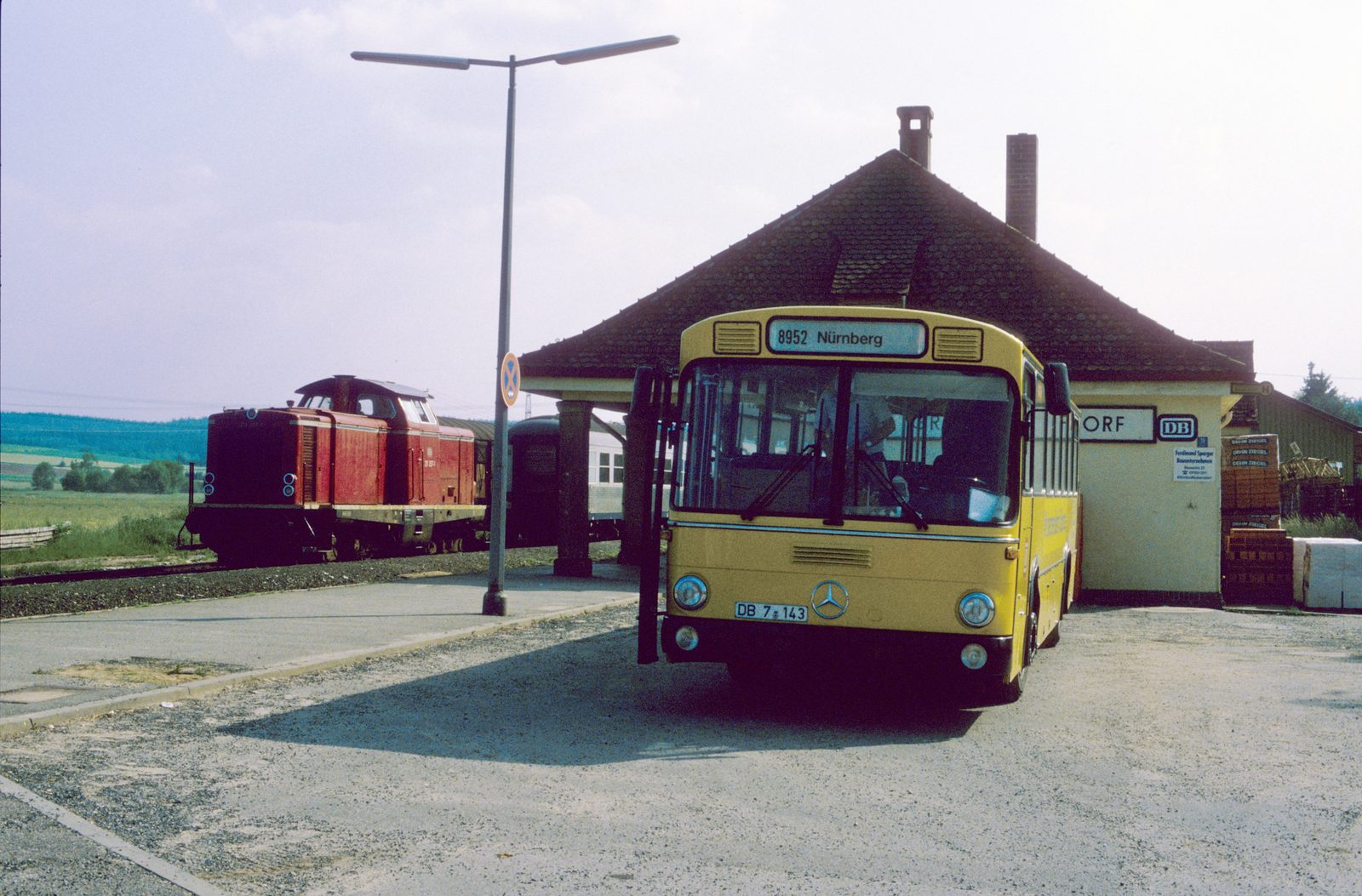 Bus und Bahn Richtung Nürnberg im Bahnhof Großhabersdorf 1985